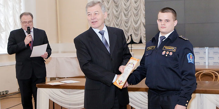 Борис Алексеевич Лёвин поблагодарил студентов за проделанную в 2014 году работу