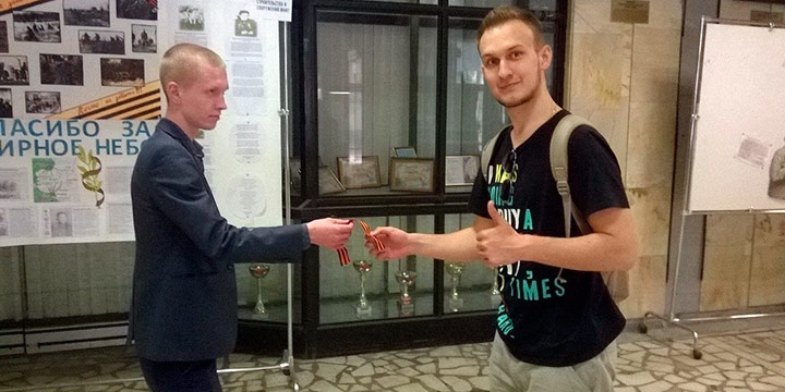 Члены Совета студентов и аспирантов ИПСС раздали 210 георгиевских ленточек