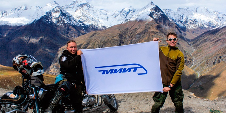Студент 2 курса ИПСС поднял флаг родного ВУЗа над просторами индийской части Гималаев